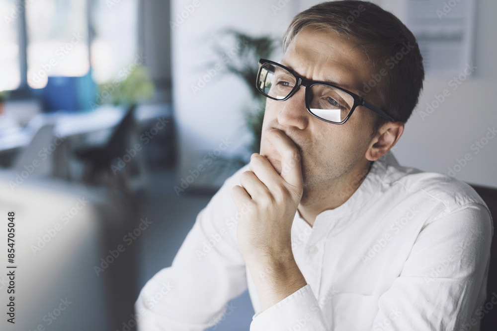 Obraz premium Businessman working with his computer and thinking