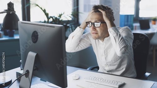Canvastavla Panicked businessman having issues with his computer