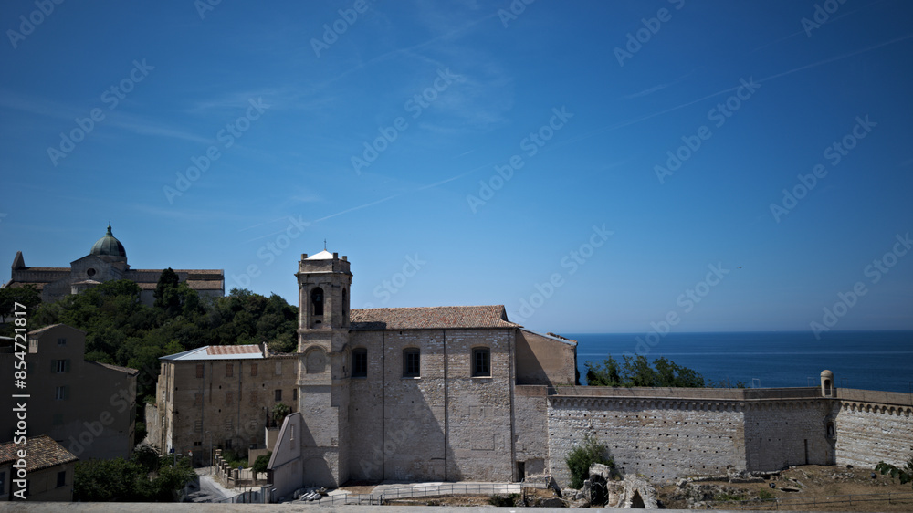Antiche costruzioni nel Parco del Cardeto in Ancona