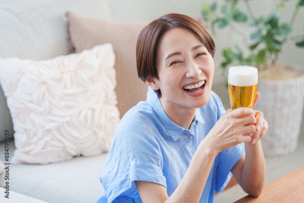 夏にビールを飲む女性 夏にビールを飲む女性