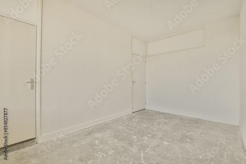 Empty, white-walled room at Honselerdijkstraat 26 for versatile use