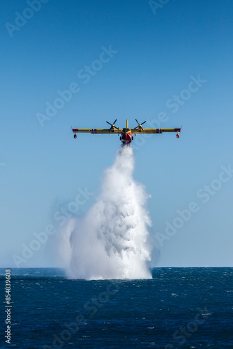 Training of a Canadian civil security in the Mediterranean. Canadair pilots take advantage of the fire-free season to maintain their skills. 