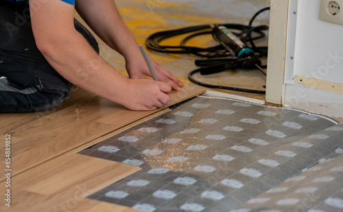 Laminat auf einem Fußboden in einer Wohnung verlegen