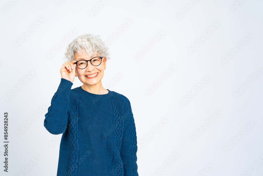 メガネをかけたシニア女性 メガネをかけたシニア女性