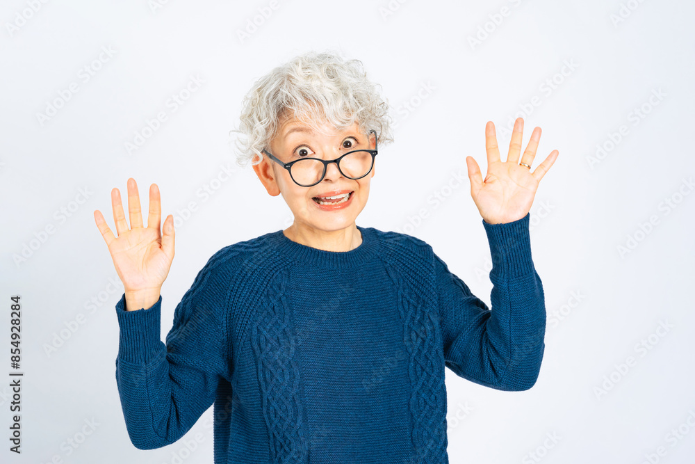 びっくりするシニア女性 びっくりするシニア女性