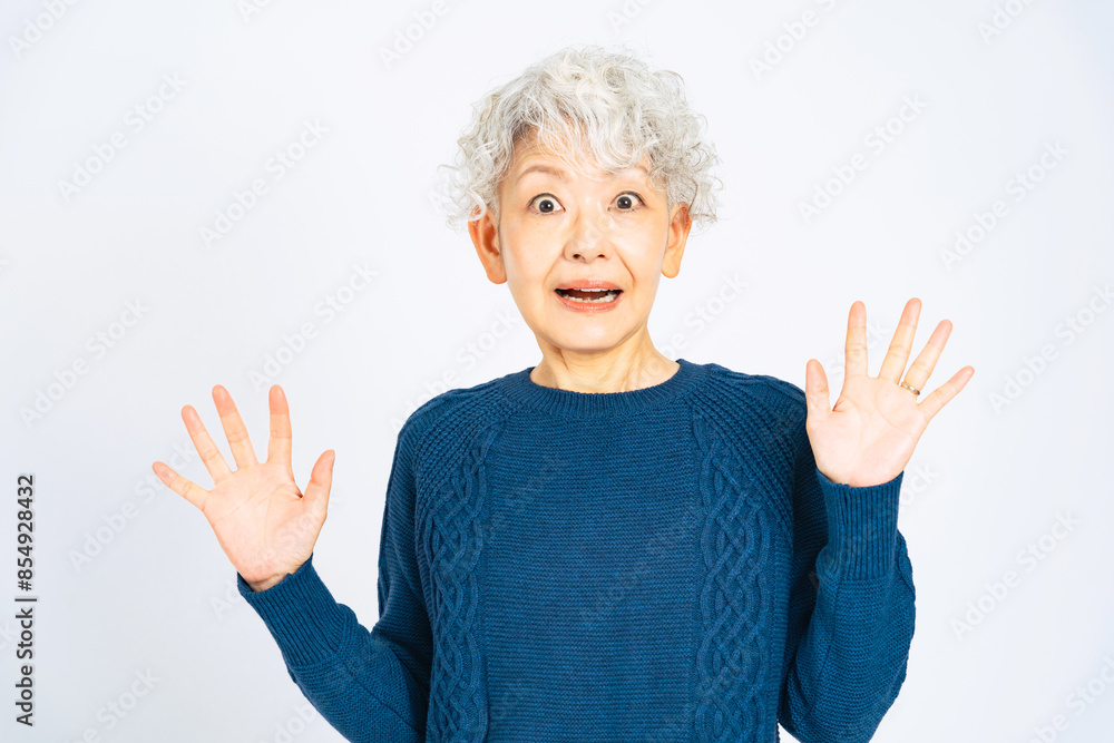 びっくりするシニア女性 びっくりするシニア女性