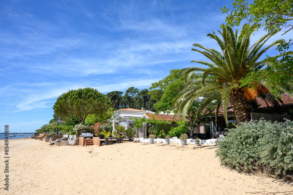 Fototapeta premium CAP FERRET (Bassin d'Arcachon, France). Belles villas typiques au bord de l'eau