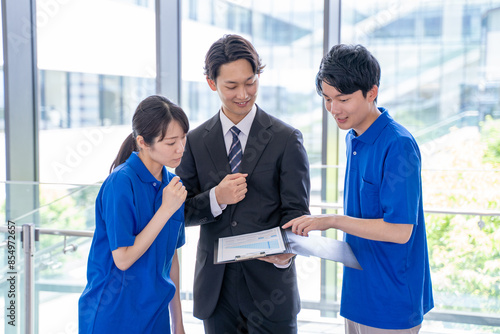 介護スタッフとビジネスマンとの打ち合わせ