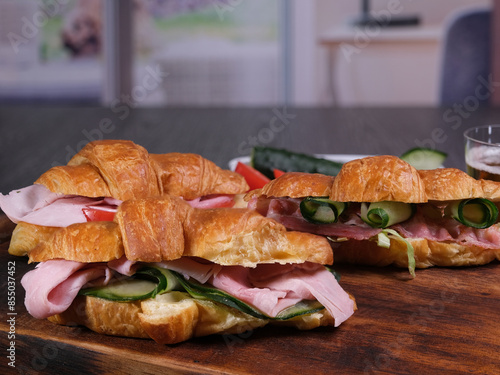 Primo piano di brioche salate con verdure, pancetta e prosciutto