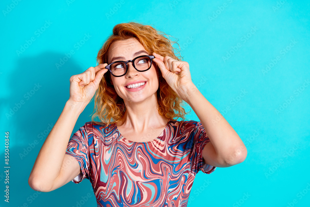 Φωτογραφία Photo of pretty woman touch glasses look empty space wear t-shirt isolated on te