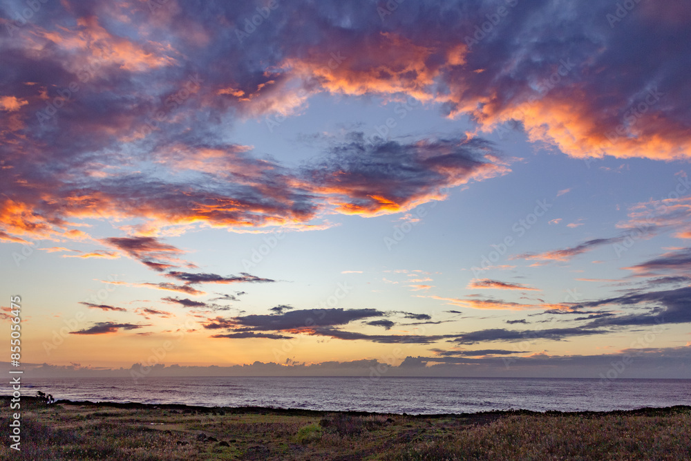Fototapeta premium Dramatic sunset with vibrant clouds over the ocean in Hawaii.