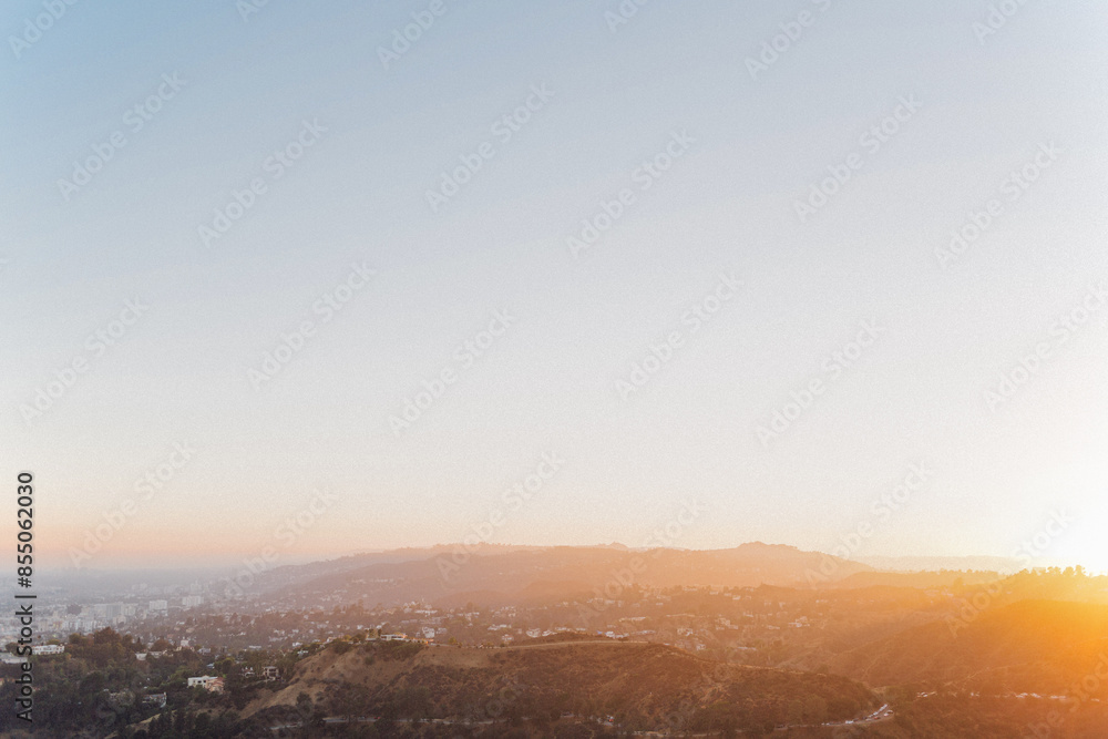 Obraz premium Horizontal image of the sun setting over Los Angeles California hills