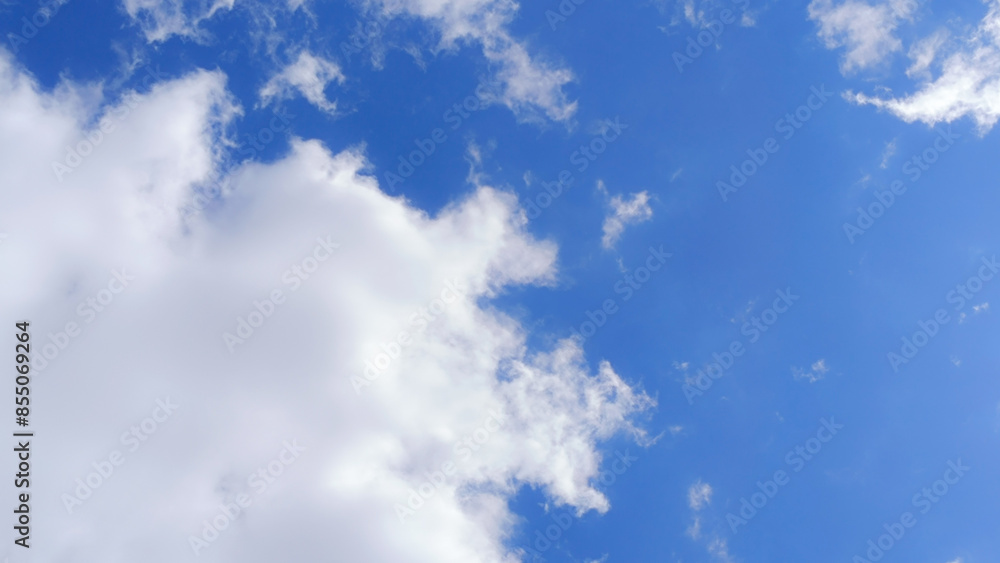Obraz premium vue d'un ciel bleu nuageux