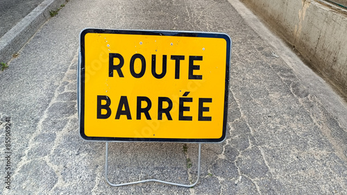 Foto les mots route barrée écrit en français sur un panneau routier