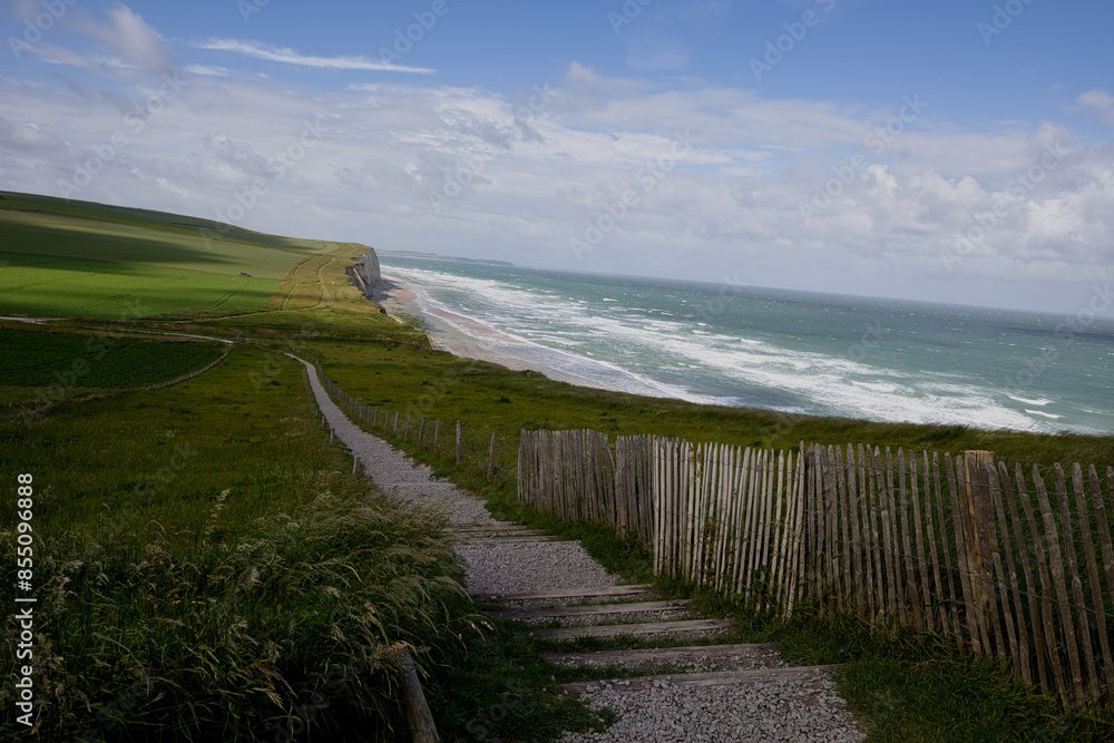 chemin pédestre au cap blanc nez qui longe la mer chemin pédestre au cap blanc nez qui longe la mer