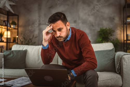 Fotografia Adult exhausted man man work from home and have dilemma about work