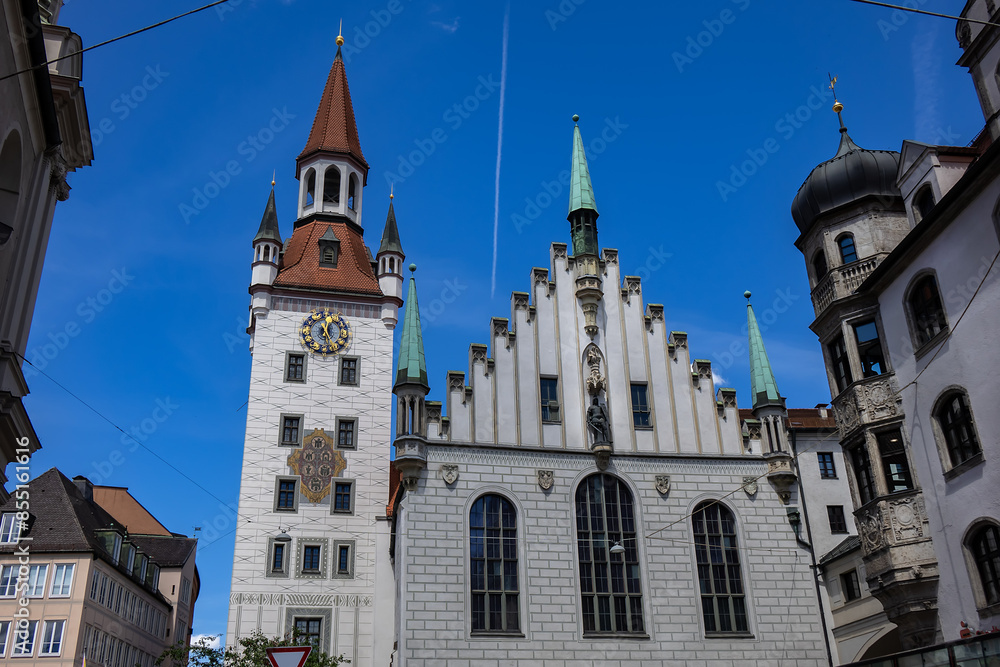 Naklejka premium Late-gothic style Old Town Hall (Altes Rathaus, 1470 - 1480) building (now Toy Museum - Spielzeugmuseum) at Marienplatz square in Munich. MUNICH, GERMANY.