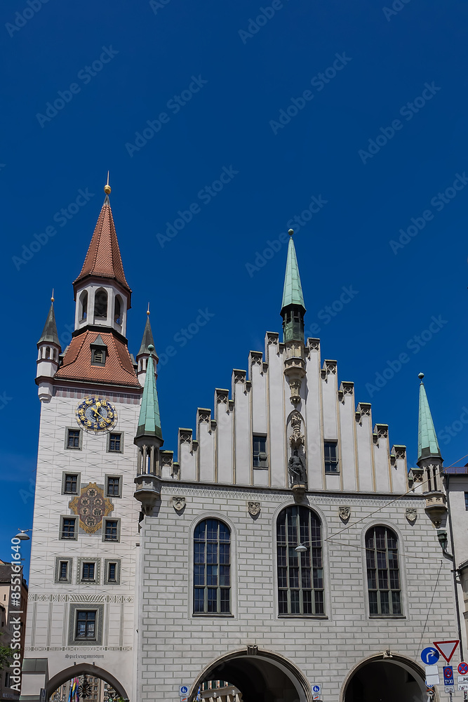 Obraz premium Late-gothic style Old Town Hall (Altes Rathaus, 1470 - 1480) building (now Toy Museum - Spielzeugmuseum) at Marienplatz square in Munich. MUNICH, GERMANY.