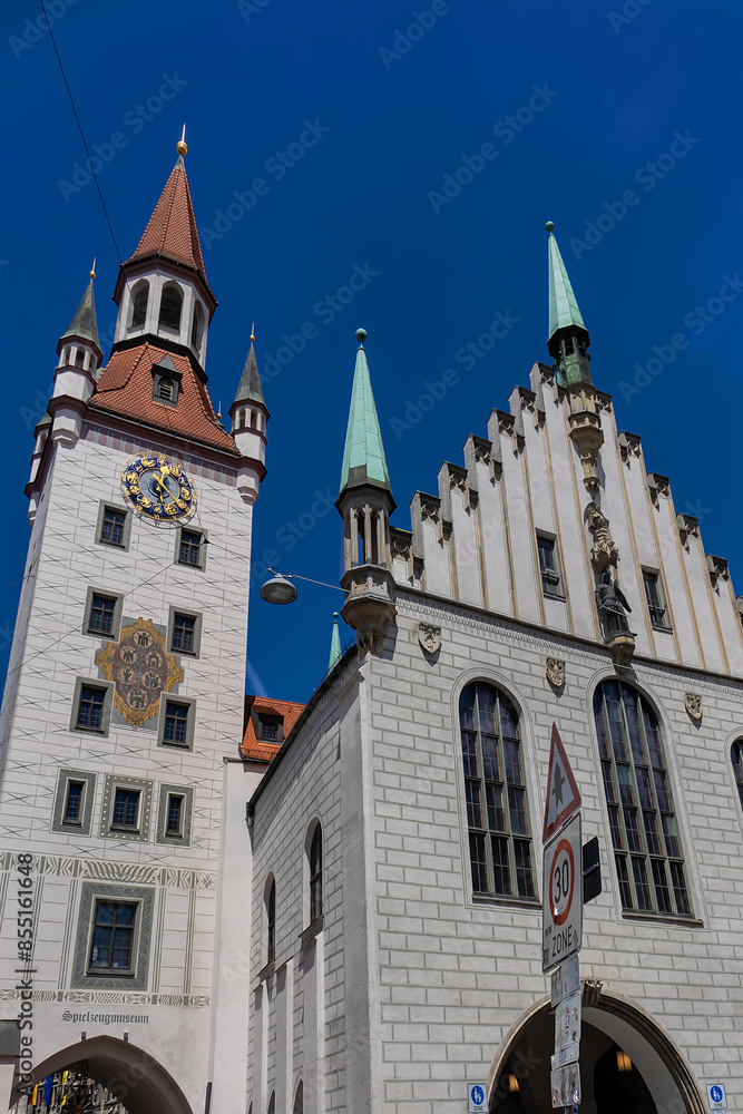 Fototapeta premium Late-gothic style Old Town Hall (Altes Rathaus, 1470 - 1480) building (now Toy Museum - Spielzeugmuseum) at Marienplatz square in Munich. MUNICH, GERMANY.