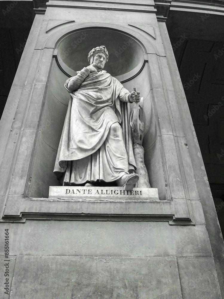 Φωτογραφία Statue of Dante Alighieri outside the Uffizi Gallery in Florence, Italy