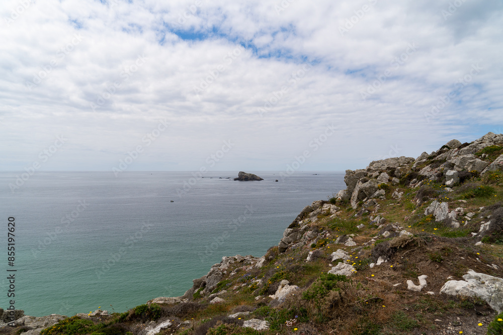 Vue sur le rocher du Lion en mer d'Iroise sous un ciel nuageux sur la presqu'île de Crozon en Bretagne.
English : View o Vue sur le rocher du Lion en mer d'Iroise sous un ciel nuageux sur la presqu'île de Crozon en Bretagne.
English : View o