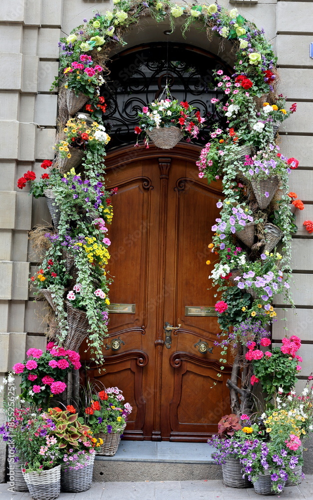 Fototapeta premium Mit Blumen geschmückte Tür in Basel