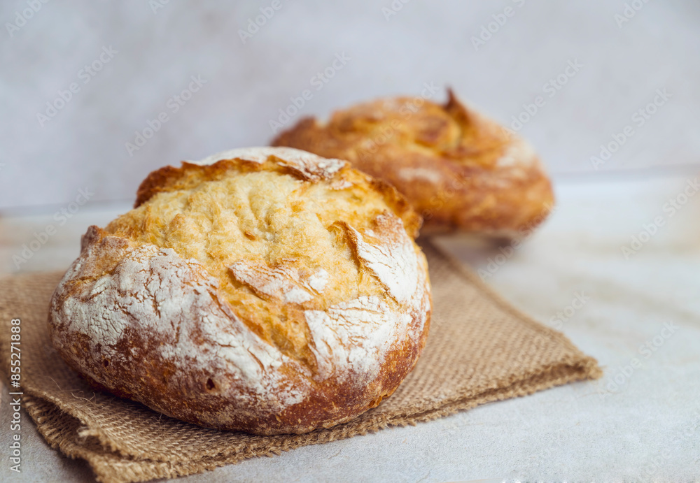 Naklejka premium Freshly baked round bread . Close up