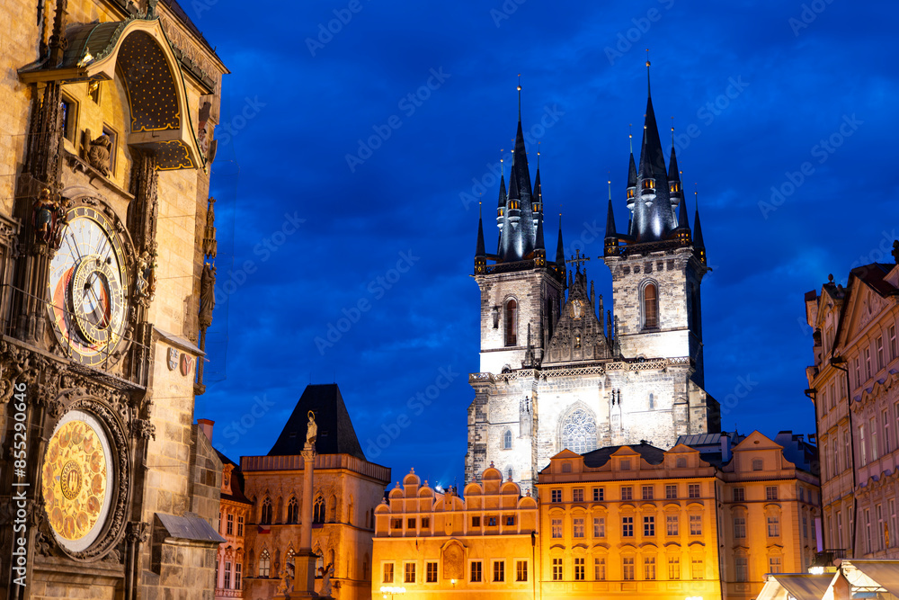 Fototapeta premium View of the buildings around the old town square in Praga