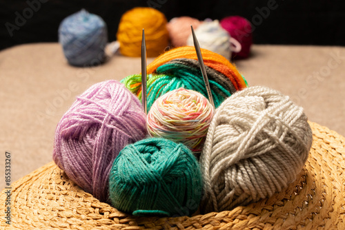 Obraz na plátně hilos, agujas crochet junto a ovillos de lana en una cesta