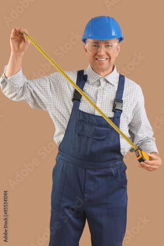 Male construction worker wi...