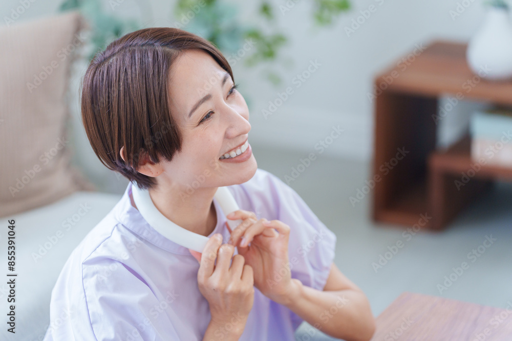 アイスリングをつける女性(夏・熱中症対策) アイスリングをつける女性(夏・熱中症対策)