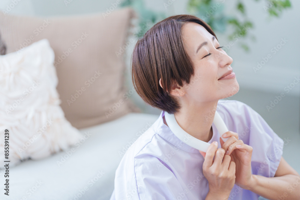 アイスリングをつける女性(夏・熱中症対策) アイスリングをつける女性(夏・熱中症対策)