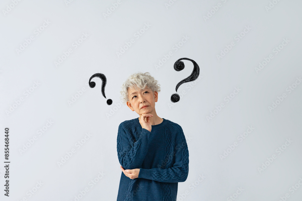 疑問を持つシニア女性 疑問を持つシニア女性