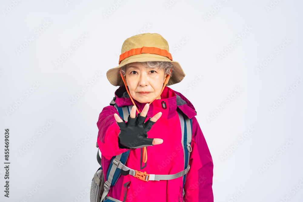 ストップをかける登山服のシニア女性 ストップをかける登山服のシニア女性