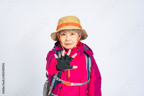 ストップをかける登山服のシニア女性