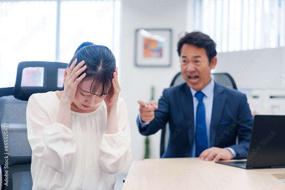 Fototapeta premium 上司からパワハラを受ける社員