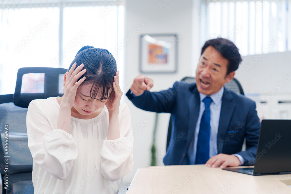 Obraz premium 上司からパワハラを受ける社員