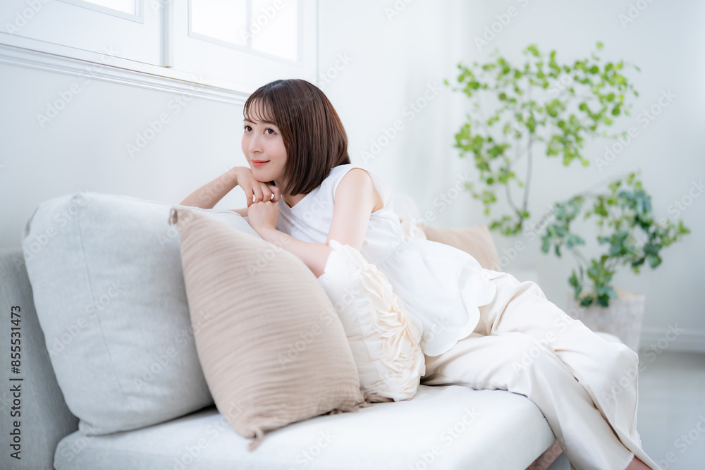 家のソファでくつろぐ女性 家のソファでくつろぐ女性