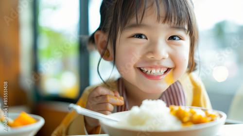 カレーライスを美味しそうに食べる子どものポートレート