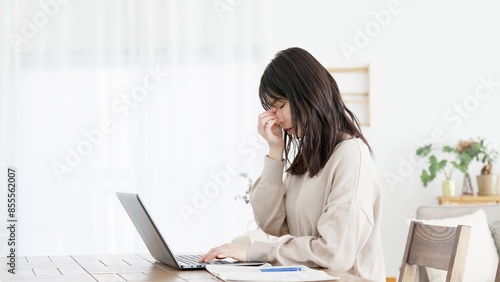 Plakat w ramie パソコン作業に目の疲れを感じる女性