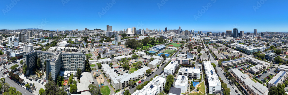 Fototapeta premium Expansive drone view capturing San Francisco’s skyline and neighborhoods.
