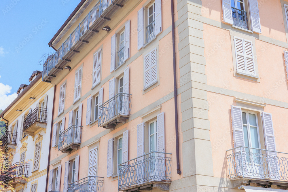 Fototapeta premium 青空に映えるイタリアのピンクの建物