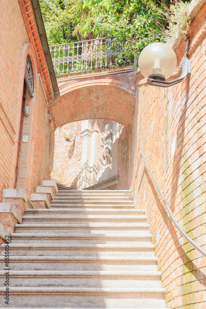 Obraz premium イタリアの細道にあるクラシックな階段