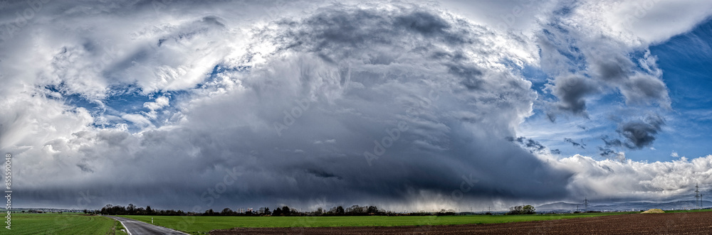Eine Gewitter- oder Superzelle zieht über das Land, führt zu einem Wetterwechsel und verdrängt die zuvor aufgelockerte Bewölkung Eine Gewitter- oder Superzelle zieht über das Land, führt zu einem Wetterwechsel und verdrängt die zuvor aufgelockerte Bewölkung