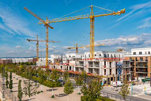 Im Bau befindliche Wohnhäuser auf einer Baustelle im Frankfurter Stadtteil Europaviertel