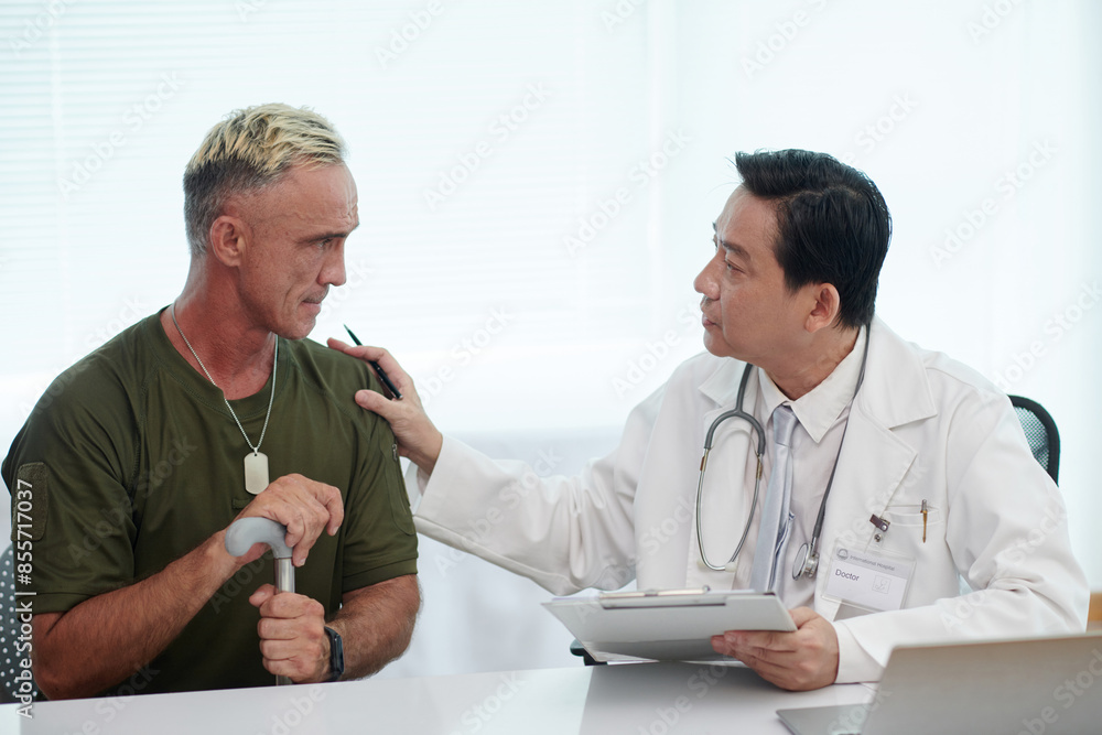 Fototapeta premium Doctor talking to soldier about his treatment during his rehabilitation