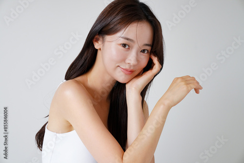 自然光で撮影をした若い女性の美容イメージ