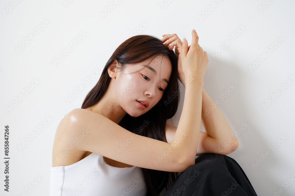 Obraz premium 自然光で撮影をした若い女性の美容イメージ