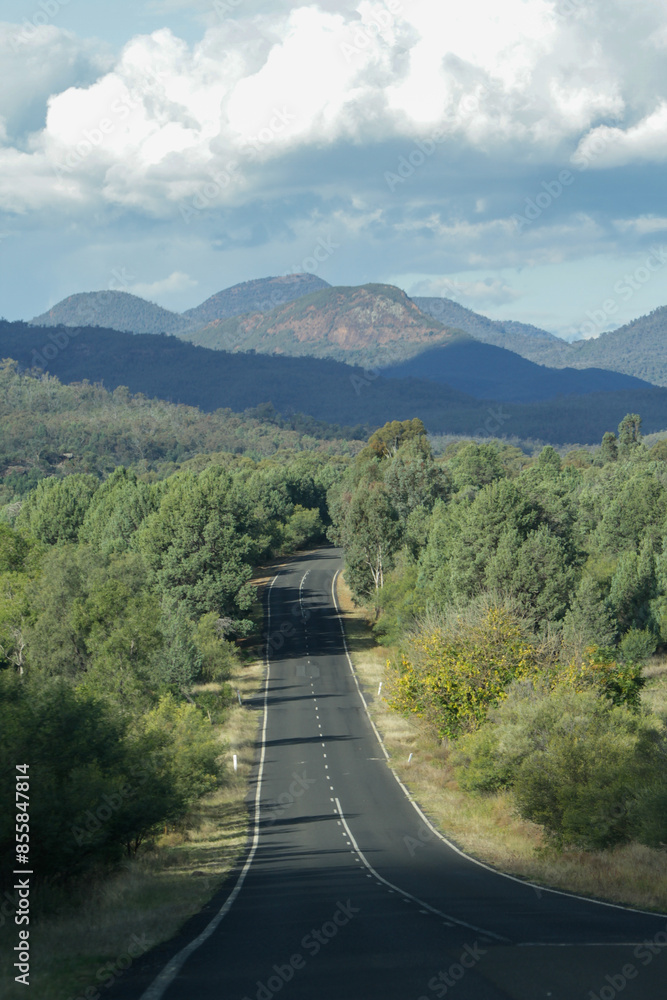 Obraz premium Road into the mountains to Warrumbungle National Park 