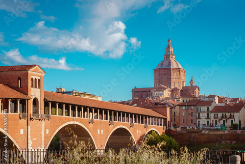 Foto Main attractions of the historic city of Pavia, Ponte Vecchio and Duomo with blu